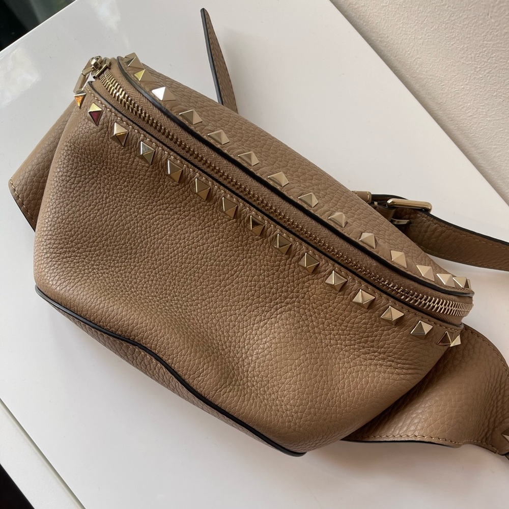 Tan Garavani rockstud Valentino bag Fanny pack